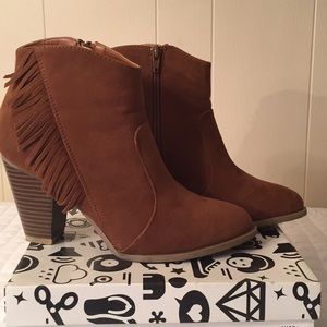 Tan heeled boot with fringe